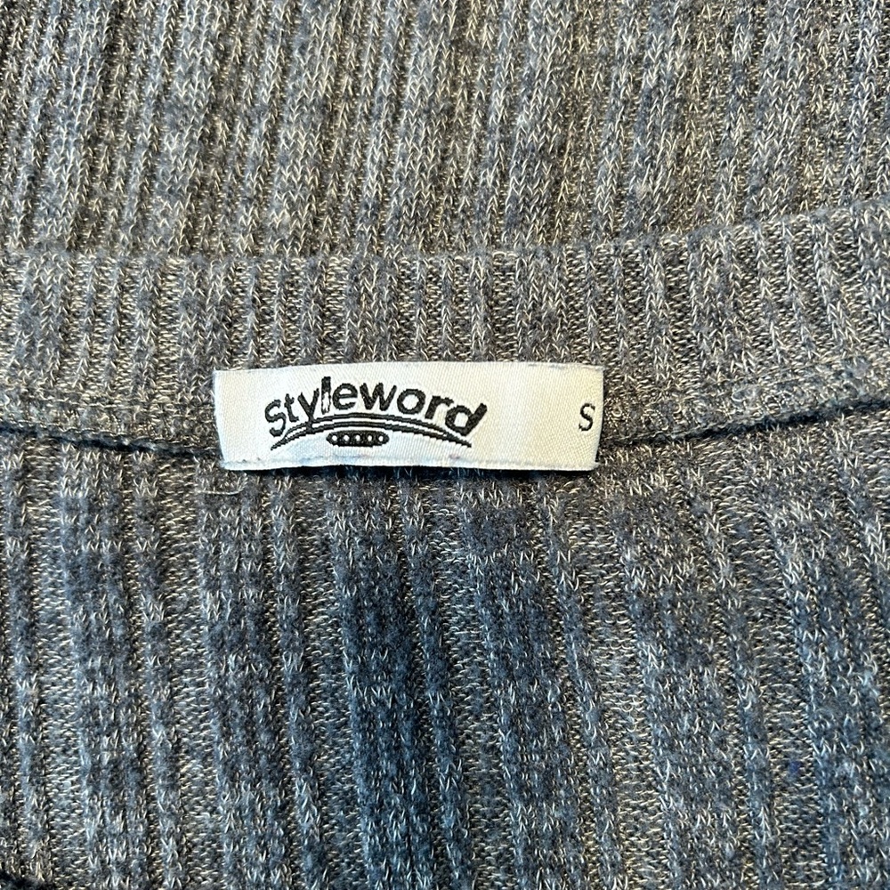 Styleword Gray Ribbed Knit Top - Small - Picture 3 of 4